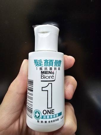 imgimgimgimgBioré髮顏體全效潔淨露主打一瓶同時清潔頭髮臉部與身體對於想簡化洗澡流程的人來說真的很方便質地上它呈現微乳狀的濃稠質感介於凝露與乳液之間顏色偏淡米白泡沫量適中且細緻第一次使用時覺得泡沫綿密沖洗起來不會有殘留感我只用於洗澡洗後肌膚不緊繃反而有種清爽的滑潤感洗完皮膚不會乾燥香味屬於柔和清新的果香調帶一點清甜的柑橘感隱約混合淡雅的花香尾韻我覺得Bioré髮顏體全效潔淨露在質地香氣與清潔力之間取得不錯的平衡對於想用一瓶搞定日常清潔同時享受清爽香氣的人來說很適合因為指使用來洗臉所以對於頭髮及臉部的使用不知道效果如何 imgimgimgimgBioré髮顏體全效潔淨露主打一瓶同時清潔頭髮臉部與身體對於想簡化洗澡流程的人來說真的很方便質地上它呈現微乳狀的濃稠質感介於凝露與乳液之間顏色偏淡米白泡沫量適中且細緻第一次使用時覺得泡沫綿密沖洗起來不會有殘留感我只用於洗澡洗後肌膚不緊繃反而有種清爽的滑潤感洗完皮膚不會乾燥香味屬於柔和清新的果香調帶一點清甜的柑橘感隱約混合淡雅的花香尾韻我覺得Bioré髮顏體全效潔淨露在質地香氣與清潔力之間取得不錯的平衡對於想用一瓶搞定日常清潔同時享受清爽香氣的人來說很適合因為指使用來洗臉所以對於頭髮及臉部的使用不知道效果如何