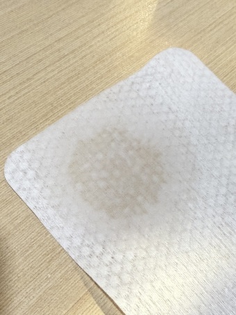 在這片卸妝棉的一小塊區域上 在這片卸妝棉的一小塊區域上