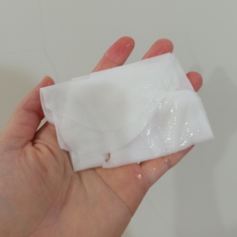 材質有一定厚度吸飽了精華液 材質有一定厚度吸飽了精華液