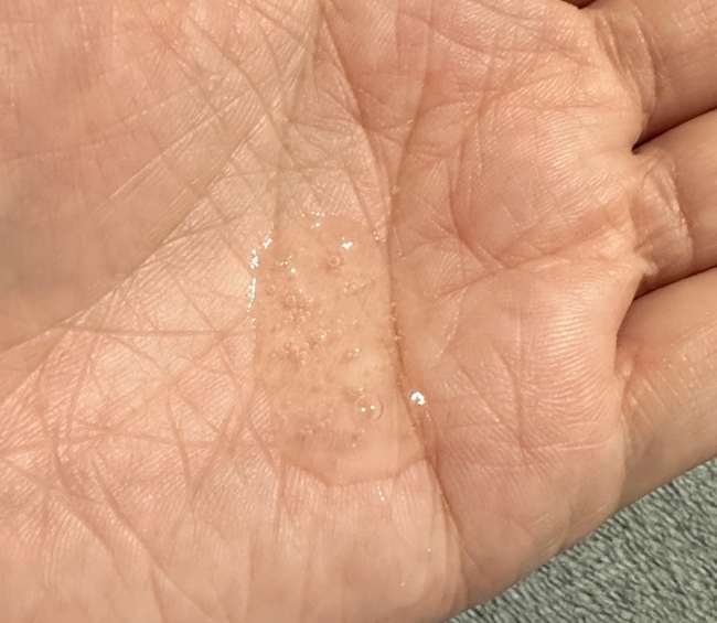 質地是透明也比較偏水狀 質地是透明也比較偏水狀
