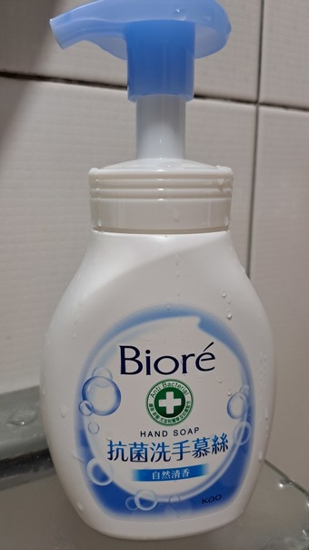 imgimgimgimgimgimg這個是參加活動送的說不出來是什麼香味之前都是習慣用肥皂洗手清潔這次有慕斯非常方便直接按壓就一堆泡泡了因為現在後疫情時代跟先生一起很努力使用照片是剛拿到時拍的最近整罐使用完畢後來寫感受味道是舒服的不會過濃搓揉時間省很多全手內外夾弓大立腕後沖水很快就乾淨沒有滑感我喜歡這種潔淨感不過發現洗了幾次後手指縫會稍微脫皮可能清潔力強的關係我都當換膚讓它自然掉🤣在意的人可以使用護手霜因為太喜歡洗後感受加上有出補充包瓶身側邊能立即看出剩餘量增加使用意願👍