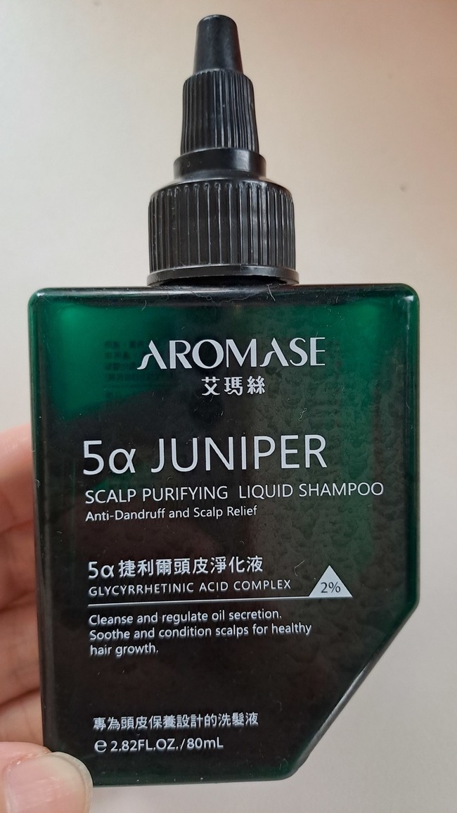 imgimgimgimg這瓶是某季網友見面會禮包拿到的沒想到竟然成為我這油頭人的救星真的一生推有油頭跟頭味的人必買你會感到此生頭髮頭皮從沒那麼清爽乾淨過帶有微微涼感在炎夏真的好舒服非常自然清新草本森林味男女都很適合算中性香泡沫細緻好起泡我會讓它在頭皮停留個五分鐘再沖不會滑滑的是我的愛那種乾淨感實在太棒了吹髮時頭髮變得很蓬鬆頭皮舒爽很像變輕了頭味油垢不復見真想大喊阿母～我出運啦～💪天吶～這不是真的😂但這是真的🤣之後一定會回購