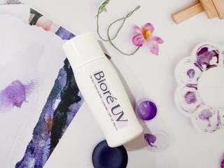 芊予Charmmy - Bioré 高防曬無瑕潤色隔離乳 光透紫色 使用心得圖片