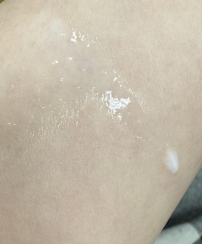 是🔽噴上是呈現白色水狀