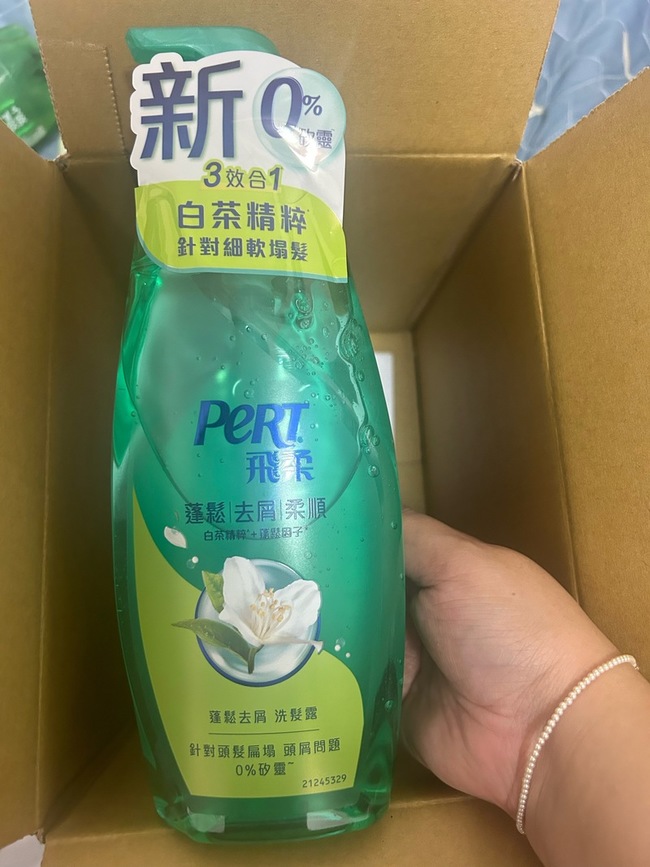 imgimg外觀看起來比較普通綠色有點透的罐子內容物是完全透明色的洗髮精偏濃稠味道是很清新的花香味有點熟悉某天覺得他好像有點前後調的感覺imgimg控油力比一般洗髮精好一點大概維持到下午四點右右右要一整天還是有點難度imgimg起泡能力很好通常我使用洗髮精第二次才會有很多泡泡但是他第一次就很多泡泡了而且按一下用量就很足夠沖洗方面也是很OK不會充滿滑滑的剛洗完也不會覺得特別乾澀抗屑力比較沒有感受到很溫和不會造成頭皮癢洗完也不會太香整體來說對油性頭皮是一罐合格的洗髮精如果有出新的香味我會想再買來試試看 imgimg外觀看起來比較普通綠色有點透的罐子內容物是完全透明色的洗髮精偏濃稠味道是很清新的花香味有點熟悉某天覺得他好像有點前後調的感覺imgimg控油力比一般洗髮精好一點大概維持到下午四點右右右要一整天還是有點難度imgimg起泡能力很好通常我使用洗髮精第二次才會有很多泡泡但是他第一次就很多泡泡了而且按一下用量就很足夠沖洗方面也是很OK不會充滿滑滑的剛洗完也不會覺得特別乾澀抗屑力比較沒有感受到很溫和不會造成頭皮癢洗完也不會太香整體來說對油性頭皮是一罐合格的洗髮精如果有出新的香味我會想再買來試試看