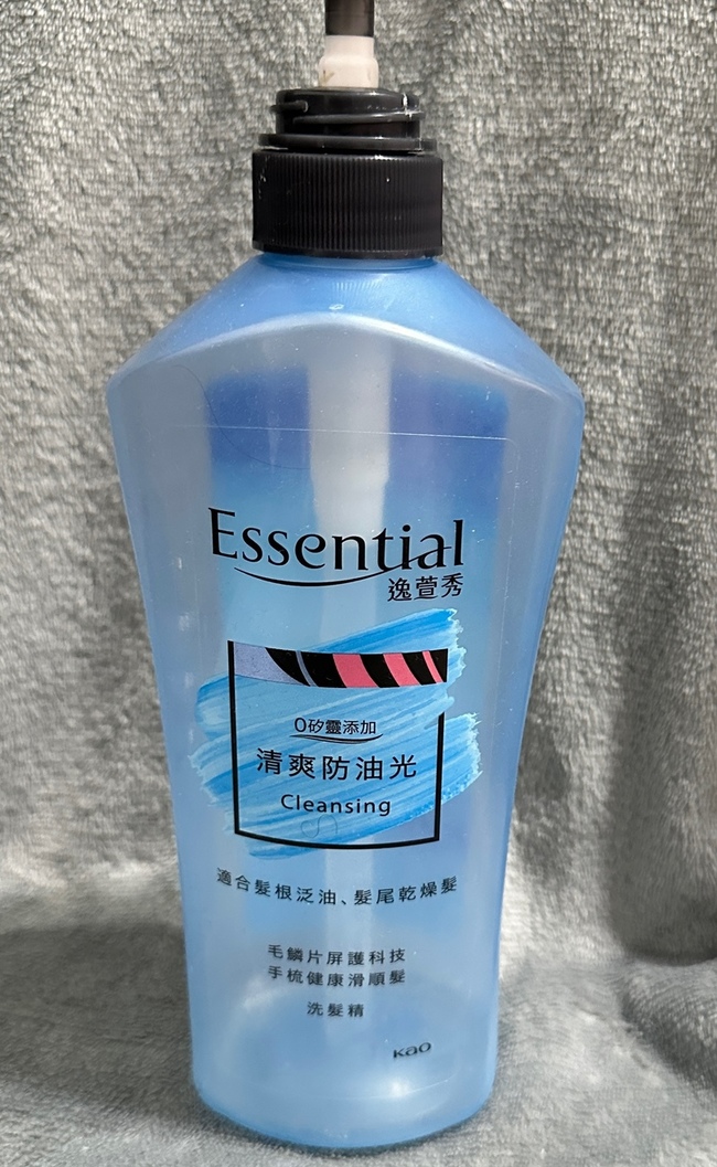 imgimgimgimg這一款是在屈臣氏購入的在購買洗髮精的時候被它的文案吸引清爽防油光剛好適合我這一種一天沒洗頭就感覺怪怪的人這一瓶的泡沫很綿密且用量省好沖洗而且洗完以後髮尾也不會打結有時候還會有點小懶惰不用護髮素洗完頭皮也清爽很多會想再買他們家的其他產品試試