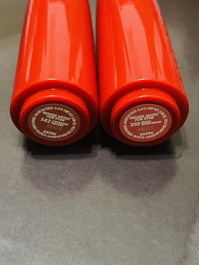 唇👄標誌另一面是品牌名