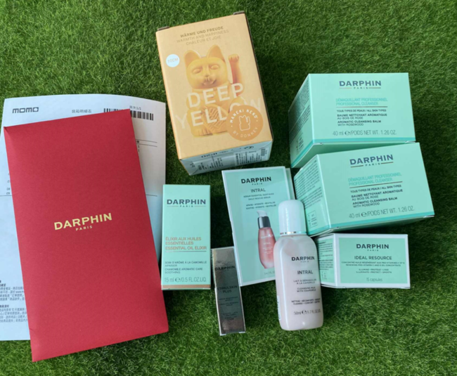 imgimg正當這款用得差不多時回頭去找照片我看我又是為了贈品而買XDimgimg組合是有含甘菊芳香精露imgimg兩瓶也用得快差不多了喜歡它們瓶身的質感有厚度潔面膏也不會像E牌室內溫度高會分離imgimg其實比我想像中還蠻好卸除的有時候懶得再用眼唇卸妝時就會拿它來卸整臉也很容易乳化imgimg含珍稀馬魯拉果油與花梨木鼠尾草依蘭依蘭精油一次結合卸妝潔膚精油按摩三重功效但因為我平常都用卸妝油居多還有手邊也有別的卸妝產品想要療癒放鬆時就會拿出有精油成分的卸妝膏因為有其他交替著用就不至於用太快但如果單獨一直使用他的話會消耗太快哈味道上很主觀畢竟一樣的精油也可能因為牌子產地而有所不同有興趣的人可靠櫃試試或趁有活動先入手小容量囉imgimg空罐以此紀念✅謝謝幫我推推😉