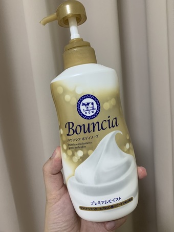 imgimg很好用的沐浴乳先前用了紅唇賞的試用包後覺得還不錯泡沫很豐富搭配沐浴球的話只需按壓一次就可以產生極豐富的泡沫泡沫紮實不鬆散帶有濃郁的花果香味洗起來可去除多餘油脂但不會過於度乾澀因為成分含有玻尿酸與膠原蛋白洗淨同時保濕更棒的是好沖淨的特點也可省時省力非常推薦的一款沐浴乳比之前出的花香那款美肌滋潤沐浴乳還要好用imgimgimgimg用了就會直接買補充包回購的沐浴乳~~😍😍