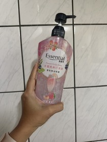 紫草夜月 - Essential 逸萱秀 水蜜桃蘇打清酒潤髮乳 使用心得圖片