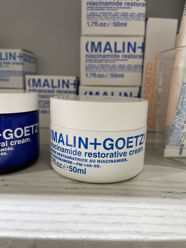 imgimgimgimgimgimg這個品牌應該不用我說大家應該都用過護唇膏也是超好用我用光了兩條～無敵好用然後還用光了雙效洗面乳雖然卸妝力沒有很夠洗臉還是很好洗很好用這款修護霜櫃姐介紹算是比較滋潤的乳霜正好適合現在快要準備轉涼的的天氣雖然白天還是蠻熱的但是晚上終於有涼了一點最近可能季節轉換我的皮膚又有點過敏⋯正好可以來試試有沒有修護的效果乳霜質地延展性很好擦擦整個臉只需要一點點的量完全沒有任何香味也沒有臭味imgimgimgimgimgimgimgimgimgimg這幾天用下來潤度不錯而且似乎有些微退紅的效果因為洗完臉本來有紅大約等了快一個小時紅有退掉皮膚摸起來也有潤感不至於油膩或黏膩吸收度也很不錯總之用後沒有過敏就很好了感謝親愛的天使櫃姐💕imgimgimgimg雙效洗面乳已空空賞～難得還在^o^捲成這樣就表示我愛～好用