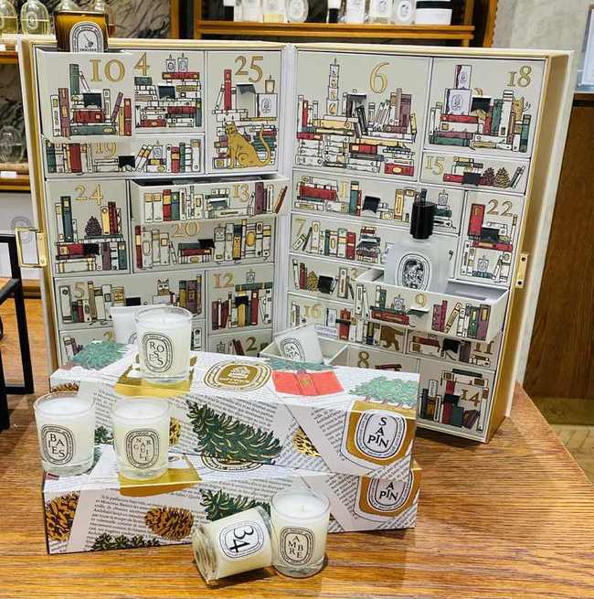 imgimg今年是Diptyque燭金夜語節日限量系列燭金夜語童話故事為主題這段夢境般的創作由三位巴黎藝術家傾心詮釋一位詩人一位插畫家以及一位藝術雕塑家將冬日奇境化為香氣藝術與詩意篇章以上文字截自Diptyque的官網圖片是現場拍的XDimgimg今年又拿到冷杉了imgimg圖案是貓貓imgimg香調西伯利亞冷杉樹脂雪松苔蘚冷杉的香味很耐聞imgimg這次還收穫個小故事書~很可愛imgimg這次的滿額贈我沒有拿聖誕滿額贈K的贈品雖然有送g的乾果蠟燭但我沒有很愛那個香味就拿一般的滿額贈K跟聖誕滿額贈K的贈品啦其餘的是櫃姐再多給我的剛好都是自己會用的東西imgimg櫃姐有問我想要甚麼香味我就選爵夢啦這次ml的很有質感~瓶身還有爵夢的圖案是刻印一年一度的周年慶開打啦有買沒買都沒關係~看看也行謝謝幫我推推