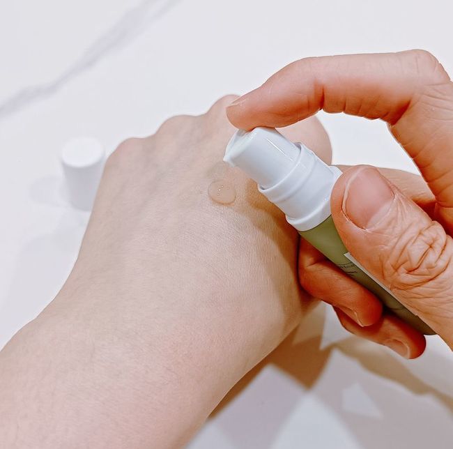 imgimg剛好有機會拿到小試用瓶一試之下非常喜歡尤其是淡淡的葡萄香~每次使用都覺得好像正在吃葡萄一樣療癒XD質地清爽好吸收抹上後不會刺痛它不是那種激烈型抗痘而是溫柔穩定膚況及調理油水平衡連續使用能感受到膚質一天比一天穩定細緻~用了兩週下巴閉口明顯變少粉刺也慢慢消下去讓整體膚況更穩氣色乾淨又透亮~imgimg