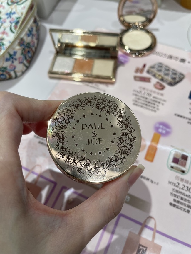 imgimgimgimgimgimgimgimgimgimg週慶預購篇之第一篇請容許我連發篇維尼一定瘋了～已購入～整套看起來閃閃發亮✨明明就是明天才上市今天就去試用呀～然後就直接預購了🤣這個圓圓小小一塊的亮采餅很方便攜帶帶包包完全不佔空間拿起來又很可愛美麗個人覺得很適合拿來臉頰的部分或眼睛下方當打亮會有膨脹兩頰的光澤感最後購入粉色的期待月拿到貨～🤩