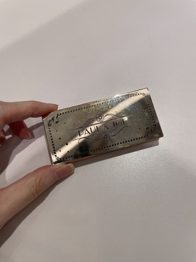 imgimgimgimgimgimgimgimgimgimg週慶預購篇之第二篇請容許我連發篇維尼一定瘋了～已購入～明明就是明天才上市今天就去試用呀～然後就直接預購了🤣維尼就是個看到會閃的東東就無法移開視線的人～難以抗拒的閃閃動人這個顏色的眼影盤全是會閃的但是是帶不同閃度其實個人很少上眼影這個顏色都偏淡很適合單擦或者是當打亮像我這種手笨的人很適合使用最後我購入粉紅色系的眼影盤維尼就是少女心粉紅紅色閃閃控