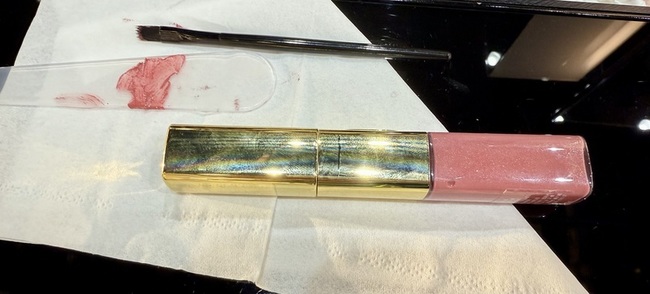 等待時在櫃上試了這支❤️