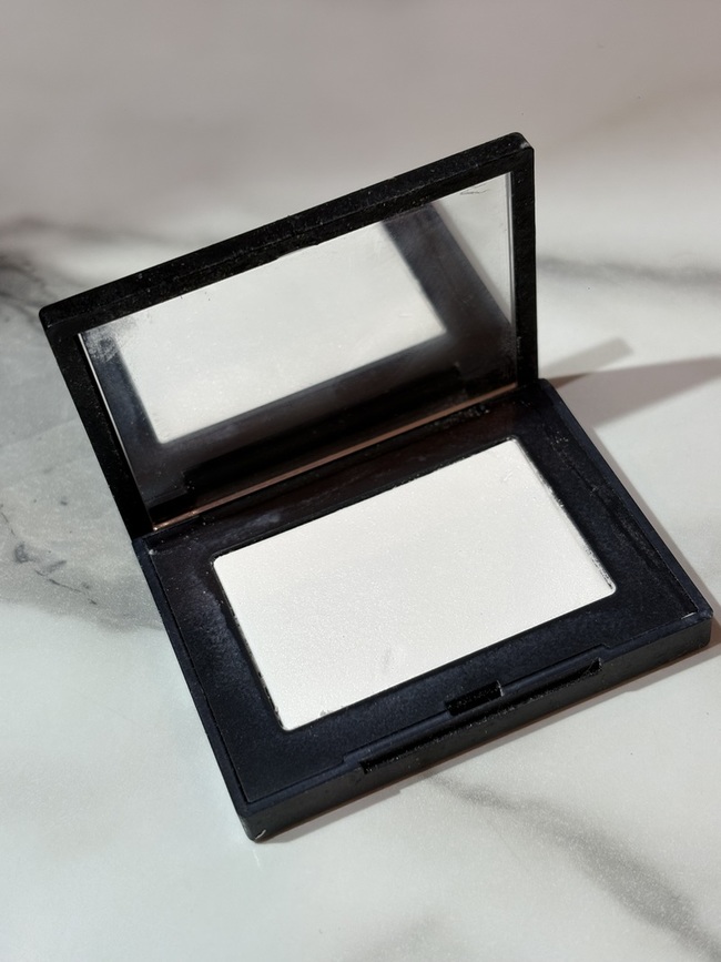 imgimgNARS裸光蜜粉餅是用一次就愛上的底妝單品♥️原本擔心蜜粉餅會讓妝感變得厚重或乾粉感明顯但這款完全沒有反而讓整體妝容更細緻柔霧又透亮imgimg質地非常細緻輕盈上臉後能瞬間柔焦毛孔控油又不拔乾妝感像是加了柔光濾鏡一樣皮膚變得乾淨又有質感尤其在鼻翼下巴或容易出油的地方輕拍幾下一整天下來都能維持乾爽清透不容易脫妝imgimg很適合喜歡自然妝感又想要持久乾淨底妝的人輕盈不厚重控油又柔焦難怪會被稱為濾鏡蜜粉餅🫶🏻 imgimgNARS裸光蜜粉餅是用一次就愛上的底妝單品♥️原本擔心蜜粉餅會讓妝感變得厚重或乾粉感明顯但這款完全沒有反而讓整體妝容更細緻柔霧又透亮imgimg質地非常細緻輕盈上臉後能瞬間柔焦毛孔控油又不拔乾妝感像是加了柔光濾鏡一樣皮膚變得乾淨又有質感尤其在鼻翼下巴或容易出油的地方輕拍幾下一整天下來都能維持乾爽清透不容易脫妝imgimg很適合喜歡自然妝感又想要持久乾淨底妝的人輕盈不厚重控油又柔焦難怪會被稱為濾鏡蜜粉餅🫶🏻