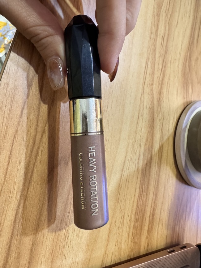 很突兀因此才嘗試看看染眉膏