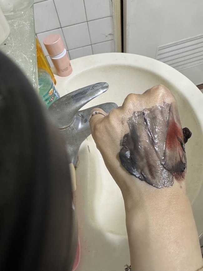 乾臉乾取適量大小在手部抹開