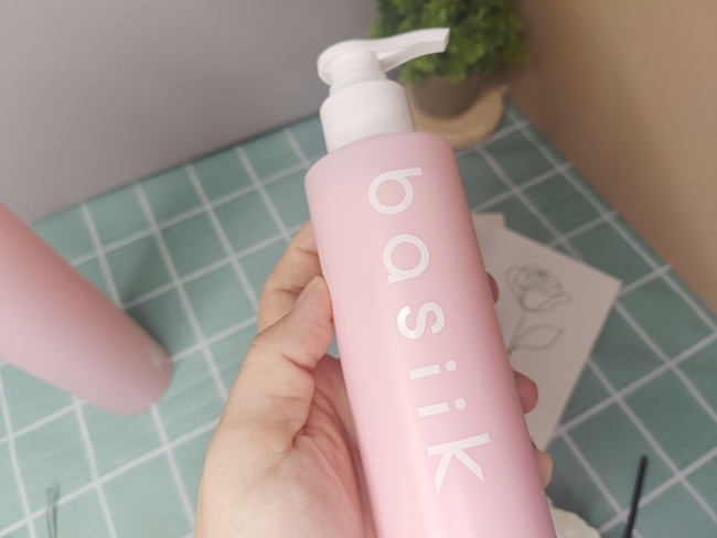 帶有天竺葵與雪松的木質清香