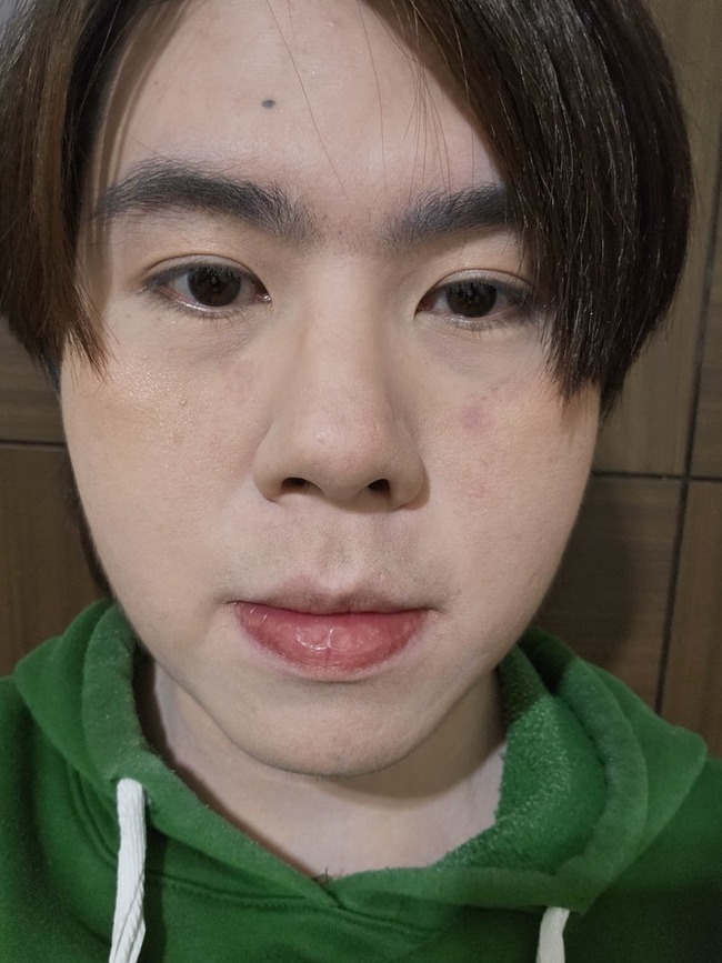 a臉頰眼皮都有上這款腮紅