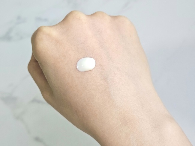 不改變膚色僅有些微的提亮感 不改變膚色僅有些微的提亮感