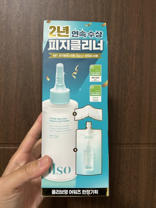 imgimgimgimgimgimgimgimgimgimgimgimgimgimgimgimg附上官網介紹POINT集結ilso冠軍鼻貼的秘訣添加了SEBUMREMOVECOMPLEX的粉刺調理配方添加了由角鯊烷及虎杖根萃取物組成的SEBUMREMOVECOMPLEX可以有效防止油脂氧化POINT為了使粉刺可以溫和的排出水果酵素整頓油脂循循環更加溫和的去除角質添加水果complex木瓜莖葉萃取物木瓜蛋白幫助肌膚變得更加柔軟POINT粉刺普遍都是介於pH的酸性此配方有能夠溶化粉刺的pH弱鹼性需要pH的弱鹼性因此更加有效的將粉刺及油脂洗淨POINT添加肌膚鎮靜成分不要再又擠又拔幫助溫和護理粉刺困擾使用感受可以當作濕敷的面膜使用或是當作一般的化妝水或是精華液使用容量為ml透明無色使用前記得扭開瓶蓋把封口撕開後面再旋轉瓶蓋倒在化妝棉上即可這個組合附的化妝棉很薄透所以導出液就不需要一次倒太多另外化妝棉還有三個切口剛好可以當作鼻頭壓摺處順利地貼合鼻頭很是聰明方便的設計透明無色摸起來好像有點滋潤或是黏的感覺但也不到想要洗掉的黏膩我是洗臉後敷個分鐘感覺鼻子變軟XDD有霧面的感覺我也有敷額頭跟下巴敷完之後再搭配自己的棒子或是這個品牌出的黑頭鏟稍微刮一下肌膚會有一些白白的黑頭刮下來了算是定期清潔的好幫手使用上也方便印象還不錯的產品以上感受給大家參考imgimgimgimgimgimg