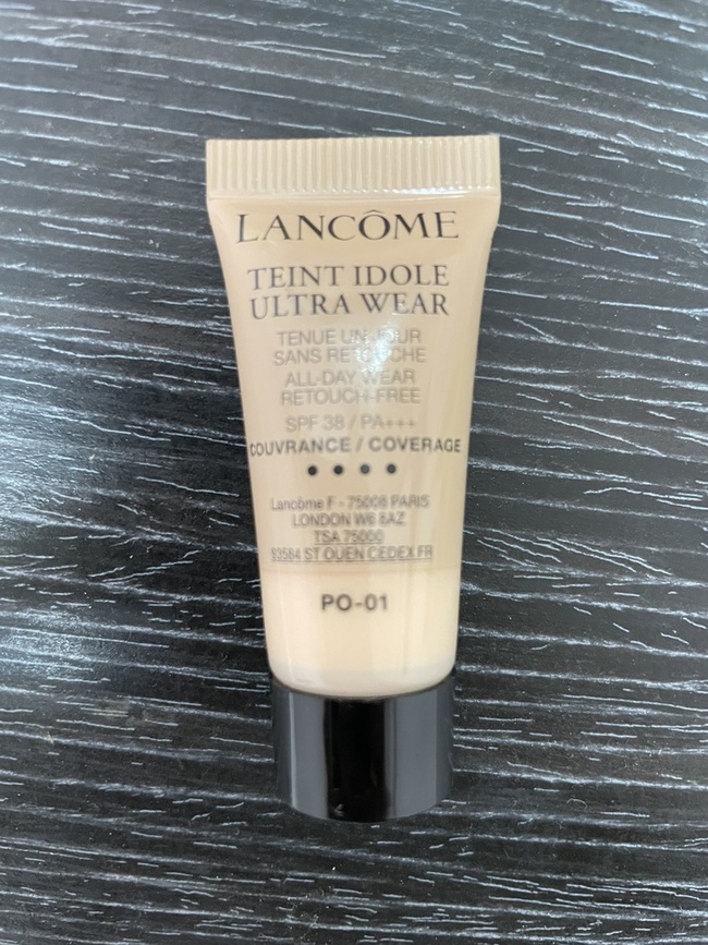 imgimgimgimgimgimgimgimgimgimg品名LANCÔME蘭蔻零粉感超持久粉底⬆️我拿到的色號PO去百貨專櫃買優惠組合裡頭所搭配的小樣試用覺得對於我這種大乾肌需要著重妝前保濕保養它的妝感還算薄透服貼只是味道我沒很喜歡說遮瑕部分倒沒有很明顯疊加也好像都是差不多不過整體妝效的確很美