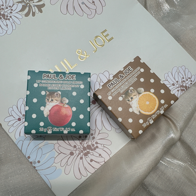 imgimg看到貓咪必買好可愛~~~貓咪抱著蘋果的口味但是盒裝不是棒狀的比較適合放在家或辦公的地方好處是容量多g可以用很久唷imgimg超級可愛imgimg我會用粉底刮棒來用很方便快速imgimg滋潤度很剛好是我喜歡的有些太過油潤會溢出嘴唇這個不會~你擦在哪它就幾乎待在那味道也不會過濃包裝使用感受都滿喜歡的被可愛騙的女子哈哈哈