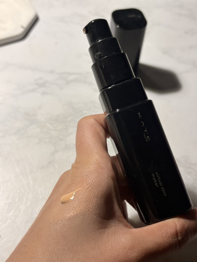 液是偏水乳狀很好塗抹開來