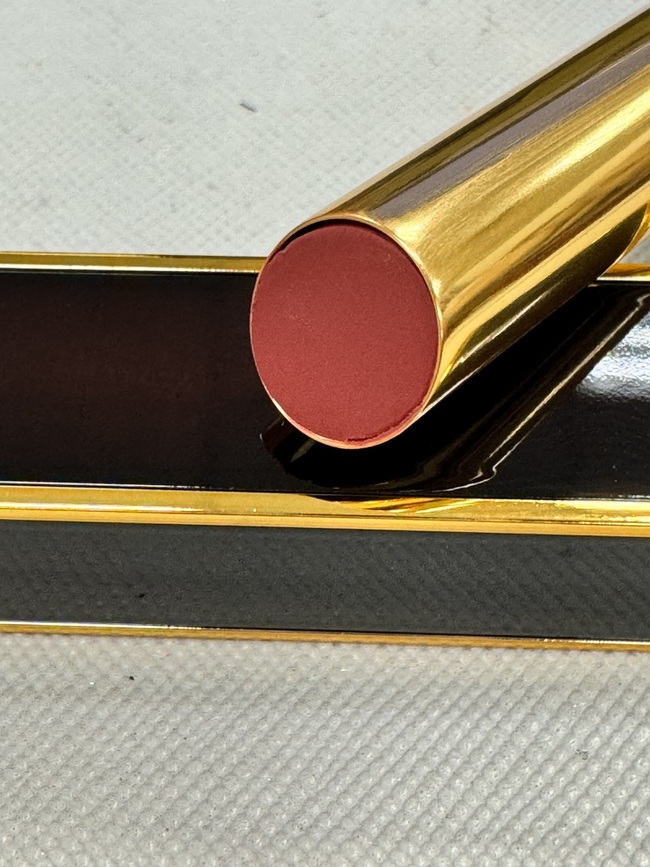 imgimgimgimg昨天去Sogo換樣品順便去看新唇膏還有點數就折抵買了這條新年新氣象個色號還好有看上的不然就尷尬😳色號還有一條橘色也可以色號我在櫃上看到色號跟我回來擦在手上感覺有差但上唇後倒是可以是霧面的感覺使用前我有先上一般曼秀雷敦護唇膏質地算ok不會覺得乾色彩飽和克數也比之前的細管多這條唇膏我不擦唇蜜也可以不覺得乾顯不顯唇紋倒是看個人我這是正常辦公室下光線拍攝如果調整相片亮度會整個顏色跑掉建議購買還是要去櫃上看看顏色才是最準確imgimg