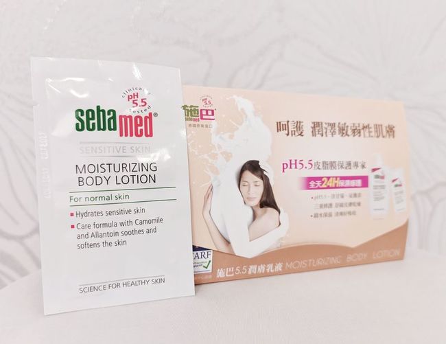 imgimg名稱｜Sebamed施巴潤膚乳液膚質｜混合偏乾肌感謝COSME的VIP會員體驗小禮🎁產品介紹與質地施巴潤膚乳液主打溫和保濕適合各種膚質使用特別是乾燥或敏感肌噢主要成分包含植物萃取和高效保濕成分並且不含香料和色素質地是輕盈的乳液狀輕輕推開後會感覺柔滑但略微帶點微微油潤感imgimg整體心得這次拿到的是小份的試用組一如施巴的其他產品一樣非常溫和不刺激塗抹時質地很好推開稍微按摩後皮膚會感覺到一些水潤感不過會感覺在肌膚吸收方面不那麼迅速會需要稍微多按摩幾次才能完全吸收但不影響整體的使用在保濕方面表現得相當穩定能保持肌膚的潤澤感而且不會過於黏膩imgimg✅優點溫和不刺激適合敏感肌保濕效果不錯皮膚不會乾燥緊繃❌缺點吸收較慢需要多按摩幾次才能完全吸收⭐總結這款潤膚乳液適合敏感肌或乾燥肌的人使用保濕效果還不錯對乾燥部位有不錯的改善但因為我已經另外有長期習慣使用的他牌身體乳所以這次的產品暫時不列入再次回購的清單中😅imgimg