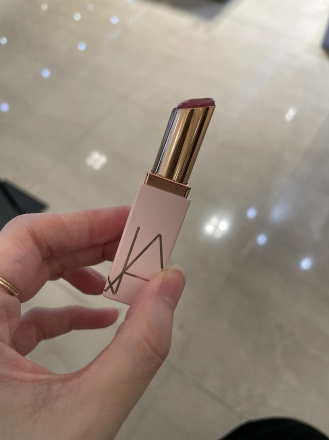 imgimgimgimgimgimgimgimgimgimg粉紅色的新包裝超可愛超少女心Winnie當然不能錯過～個人是NARS<a href='/products/50036' class='uc-main-link'>小白餅</a>的忠實粉絲從蜜粉到粉餅都已收集櫃上貼心的櫃姐很細心的幫我試色我試用的色號是潤度還蠻適合冬天使用的不會有粘膩感沒有什麼香味對於不喜歡唇膏香香的人應該會覺得很棒imgimgimgimg大家快去櫃上把唇卡領起來這四種顏色都還蠻實用的深色的部分可以疊擦淺色的唇膏或是當臉頰的腮紅局部使用感謝櫃姐貼心分享使用方式已列入購買清單～很喜歡💕