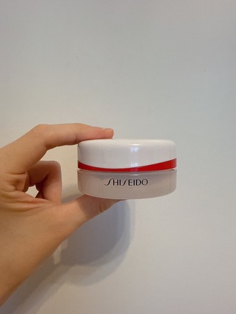 imgimg這個蜜粉最近真的是太紅了一看到台灣官網就立刻買了🤣🤣🤣因為本身已經有很多霧面蜜粉加上不管去哪裡都買不到所以這次買的是GLOW📌質地粉質真的超細細到我常常都會懷疑我到底有沒有沾到粉上臉完全沒有粉感但又有一點修飾毛孔的效果雖然是GLOW但其實沒有像黛珂那麼亮也沒有很大顆的亮粉到下午反而會變得微霧感~我覺得不用怕會顯毛孔📌香氣無~📌使用感受imgimg首先我很喜歡內附的粉撲非常舒服~而且粉撲和中間有用塑膠膜隔開~塑膠膜上還有一個固定可以卡住粉撲所以也不用怕帶出去會漏粉以我是混合肌T字油來說這款只能秋冬比較乾的時候使用~之前就是因為最近天氣太乾但還是用之前買的蜜粉整個收乾下午妝脫到不行但換了這顆之後真的有感受到保濕效果~就算到下午鼻翼也不會收乾~GLOW色號會有微微提亮的效果~又不會有面具感是我第一次買資生堂的商品來用也有搭配他們家的聚光粉底一起用看起來妝效真的很漂亮~整體來說非常滿意🥰🥰🥰希望我的心得有幫助✌️✌️✌️