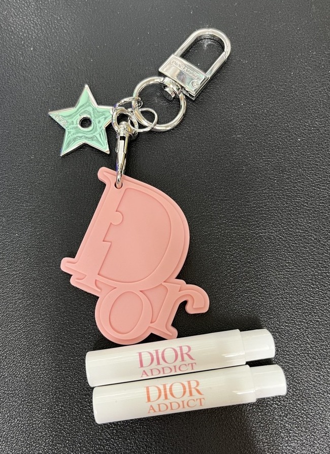 imgimg搶先體驗一下DIORADDICT新推出的香水雖然我是在官網購買新的迪奧粉漾水光潤唇釉時因為品項有買足官網有贈送粉漾香氛鑰匙圈和小樣試用我選了蜜桃和玫瑰香氛的針管香水才先試聞到我拿到的粉漾鑰匙圈上噴的香水是玫瑰香氛有在社群上關注搶先拿到正貨開箱的國外網紅們應該都有注意到大家的回饋都是喔這次很甜ＸＤＤＤＤ玫瑰香氛的味道也是偏甜的感覺跟MissDior的淡香水比較的話MissDior淡香水的香氣更加清新清爽沒有負擔雖然也是甜美的玫瑰花朵香氣但這次的迪奧癮誘粉漾玫瑰香氛完全就是果香融合玫瑰香官方有說明到這次採用香草做完基底並搭配荔枝帶出酸甜誘人的感覺我會覺得荔枝感比較聞不太出來但底層的香草真的是非常醇厚明顯也因為是香氛的關係持久性更久了許多適合穿搭可愛甜美的妹子使用外型包裝真的可愛的～希望他們可以多出幾款也很期待改天能聞到莓果的香氛另外在試用針管香水時滿明確有感受到他應該有含酒精所以請會對酒精過敏的朋友繞道而行吧～感謝大家ＸＤ