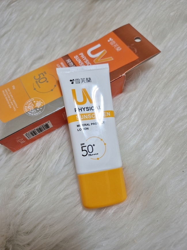 imgimg之前那一條蜜妮防曬又擦完囉這次拿出百大伴手禮當中的純物理溫和防曬出來試用看看imgimg多重護膚成分 修護舒緩積雪草精華修護+神經醯胺保濕加鎖水快速修護極效耐水耐汗通過歐盟規範非常抗水性測試長時間持續防曬質地輕薄容易推勻肌膚透亮不泛白清爽不黏膩敏弱肌兒童全家大小皆適用SPF+PA+++imgimg這一條防曬沒有甚麼香味的問題就很簡單的原料味一開始上臉確實稍微有泛白的作用很明顯除了物理性之外就是要擦足量的防曬才夠力上臉的清爽度還不錯不怎麼黏膩感至於抗水性我目前是沒有甚麼覺得有很明顯的痕跡出現使用下來肌膚也沒有長出奇怪的顆粒物👍
