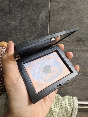 imgimg​比較一下它跟常態版小白餅的細微差別​粉質細緻度維持了小白餅一貫的高水準粉質非常細完全不顯毛孔​光澤感比起原版幻彩版的亮片感稍微明顯一點點但上臉後不是那種誇張的閃而是讓臉部看起來更亮更有神​妝感差異重點用原版小白餅時有時候會覺得臉上浮著一層白白莎莎的粉感嗎這款幻彩版完全解決了這個問題它的透亮度更高上臉後不會有明顯的白層呈現的是很自然的柔焦感