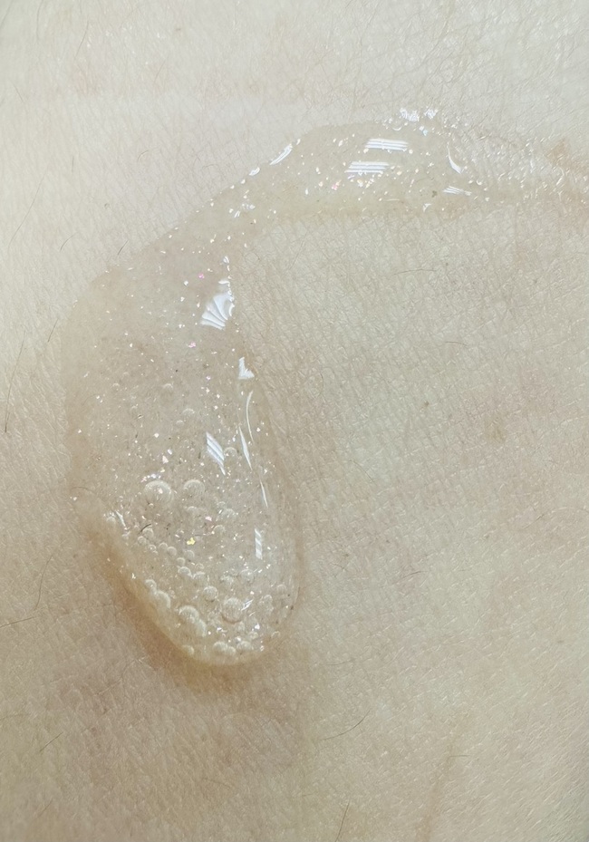 imgimg流動性很高的隔離乳乾肌友善但擦在手上跟臉上感覺是不同的上臉吸收快在手上會感覺黏但一下就吸收了後續上妝服貼度ok與其他牌子底妝不打架但是呢沒有防曬係數🔺imgimg感覺只能當作妝前保濕液還要再自行上防曬產品衝著顏值購買的🤣商品主打一個情緒價值跟顏值還有季節限定有興趣收藏的網友今早手下下訂😆