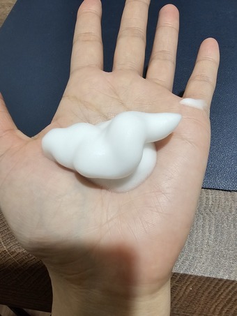 但擠壓出來的慕斯本身是純白色