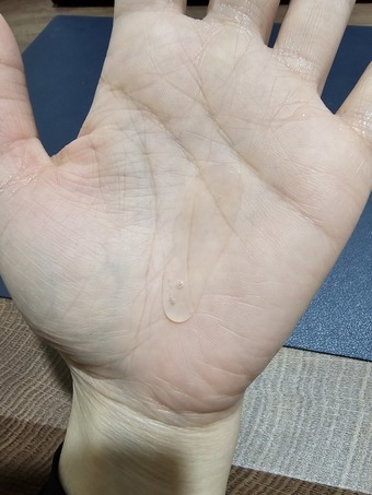 按壓出來是流動性高的透明凝露狀