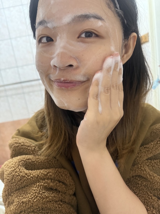 於臉上按摩數秒再用清水洗淨