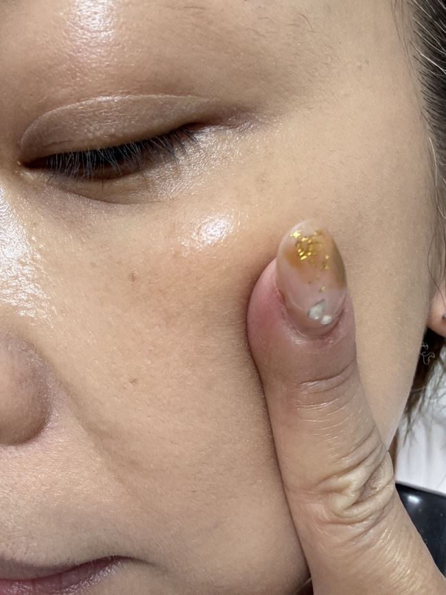 是當手按壓過後粉底就會被蹭掉 是當手按壓過後粉底就會被蹭掉