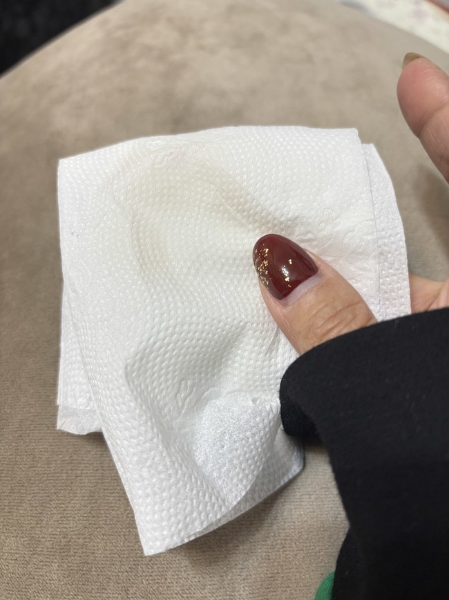 壓掉一些油光有掉了一點點粉 壓掉一些油光有掉了一點點粉