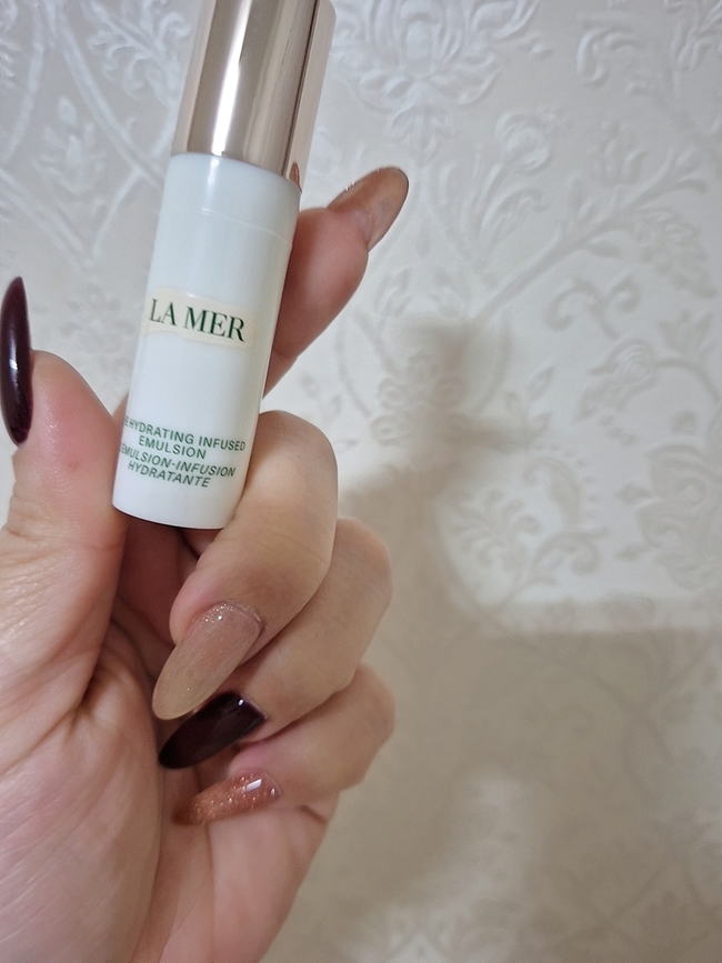 imgimg過年前的我真的肌膚累到有感的暗沉以及粗糙感回到家後立馬把之前不捨的用的保養品全拿出來肌膚進補一下imgimg豐沛水感搭配如空氣般輕盈的質地配合營養豐富的大豆海藻萃取以及貫穿海洋拉娜所有產品中的經典核心修護成份MiracleBroth™濃縮精華特殊微分子質地為肌膚輕盈灌注全天候的修護保濕能量賦活強健並穩定膚況imgimg目前這小小的罐ML的<a href='/products/101859' class='uc-main-link'>修護乳</a>使用下來除了有很棒的吸收力之外肌膚不穩定的狀況有緩解下來容易粗糙的雙頰部分也有達到較細緻且平滑的觸感整體使用滿意