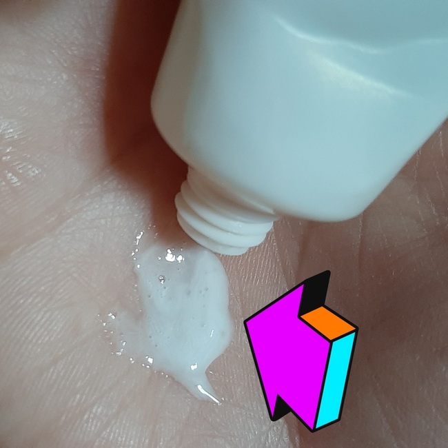 質地偏向有點濃潤型的乳液狀