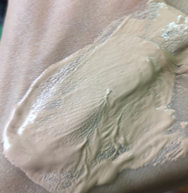 就是剛好全臉用刷具上妝的量