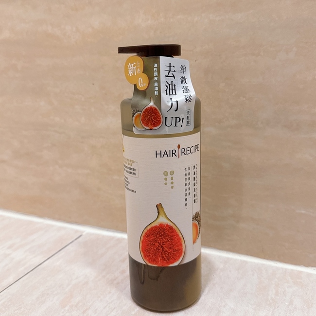 imgimg第一次使用HairRecipe的洗髮精但對這個牌子完全不陌生常常在廣告都能聽到耳熟能詳的廣告台詞很榮幸這次可以適用體驗imgimg質地流動性算高也很好起泡清潔力適中是可以洗去頭皮的油臭味但不會讓髮絲乾澀又能保持頭皮的清爽吹完頭髮能明顯感受頭髮變得比較蓬鬆頭皮有呼吸的感覺一整天下來控油程度非常滿意有個前後圖讓大家參考還沒洗之前非常扁塌洗後澎鬆又輕盈～imgimg無花果白茶香調是很有質感的木質調味讓人非常放鬆完全不甜膩持香味道一般般但在洗的過程中聞起來非常舒服～是一款冬天洗會覺得很幸福的洗髮產品有機會會想到自己回購