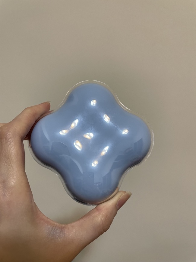 imgimgimgimgimgimgimgimgimgimgimgimgimgimgWinnie最近的新歡～無腦亂入手極少有使用氣墊的經驗用過幾個少少的品牌偶爾覺得用起來很方便還是會想要用一下不會上整個臉都是局部想要使用在修飾膚色遮瑕的部分覺得遮瑕效果還不錯擦在眼下還蠻適合的非常服貼不會浮粉這個過年期間用的滿不錯開心~算有達到我想修飾膚色的部分除了外型稍微有點大很像藍色的雲朵很可愛擦完之後簡單上個蜜粉就完成我想要的妝感～意外好用imgimgimgimgimgimg我是習慣用粉底刮棒懶的洗粉撲刮棒方便快速