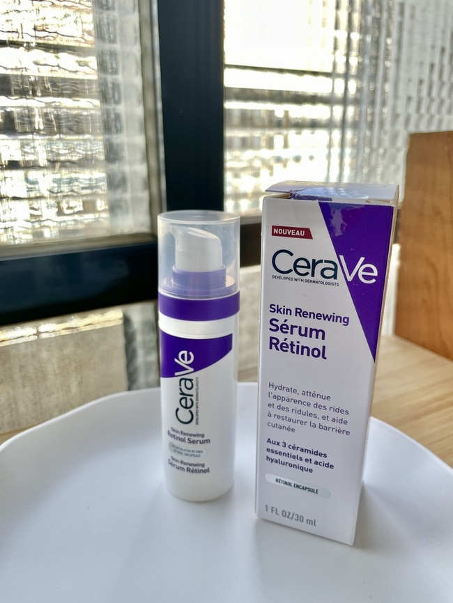 imgimg很高興這次收到CeraVe適樂膚極抗痕A醇緊緻修護精華因為之前用過不少A醇產品很期待這次使用的感覺imgimgimgimg我使用的時間是每天晚上白天沒有使用質地是淡黃色的輕盈乳液狀延展性很好我都是直接擠在臉上再推開流動性跟吸收速度都很快臉上不會有黏膩悶悶的感覺隔天起床摸起來覺得膚觸比較細緻整體看起來也比較有精神imgimg這瓶精華的優點是質地清爽溫和連續使用幾天沒有明顯泛紅或脫皮對想嘗試A醇的新手來說相對友善保濕感也有做到搭配乳液後不會覺得乾由於效果屬於循序漸進型不是那種立刻有明顯改變的產品如果本身追求高濃度強效型A醇的人可能會覺得力道偏溫和整體來說是一款適合日常穩定保養的A醇精華imgimg這次收到的是精華+修護霜由於皮膚偏乾修護霜會略覺得保濕度不足個人比較喜歡精華使用起來的感覺