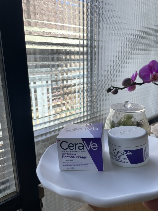 imgimg這次收到CeraVe適樂膚極抗痕多肽緊緻修護霜的試用質地真的蠻特別的第一次挖出來有點像偏硬的乳霜甚至有點接近凡士林或卸妝膏的感覺imgimg我會在晚上搭配極抗痕A醇緊緻修護精華一起用它沒有香料成分使用起來感覺更安心我會先使用精華液後再快速把精華霜點在臉頰+額頭+鼻尖+下巴再快速推開是一瓶擦很多也不會感覺油油的乳霜由於天氣較冷的時候皮膚偏乾我擦完會再擦點精華油保濕imgimg參考不少網友分享也有人提到對於換季泛紅或乾癢有舒緩感修護力算是它的強項關於這點還在觀察中但是連續使用後膚況是穩定的imgimg這瓶的優點是保濕度高無香料看網友分享有人感覺質地偏厚由於我皮膚偏乾不會感覺擦起來厚重反而覺得還可以再保濕一點撇除這點這是一瓶會把它用完的乳霜